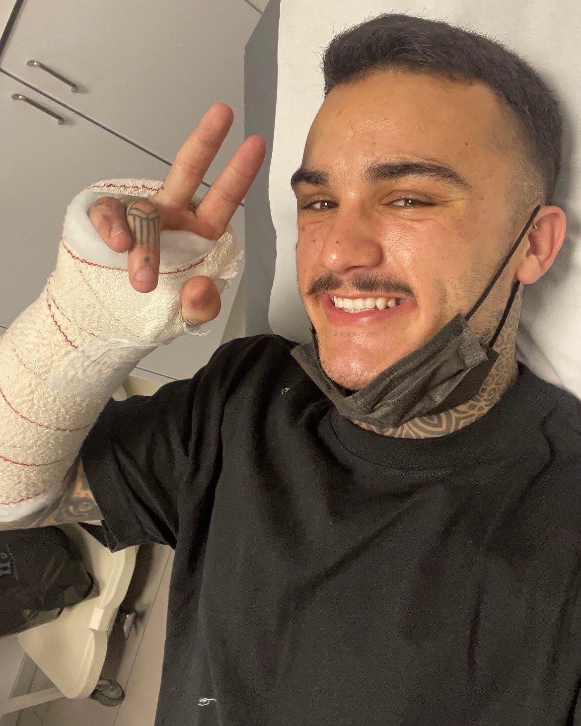 Арон Канет сломал лучевую кость правой руки в массовом завале на Гран-При Португалии