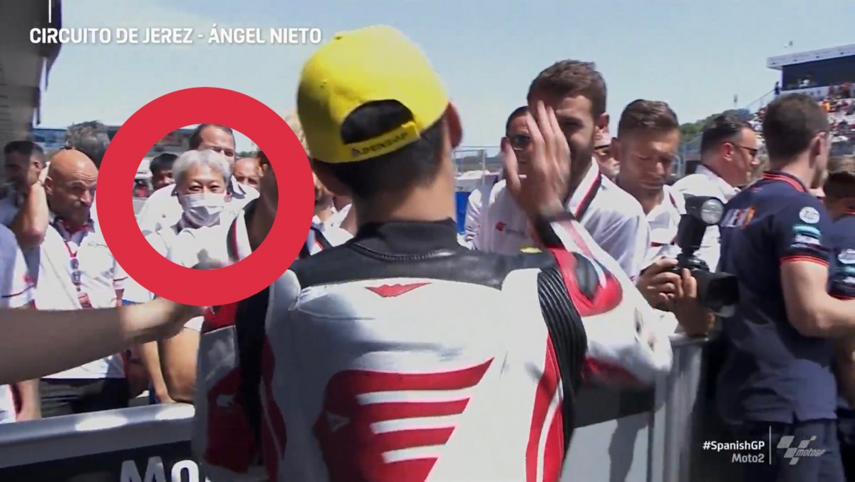 Президент HRC лично поздравил Аи Огуру с победой в Гран-При Испании Moto2