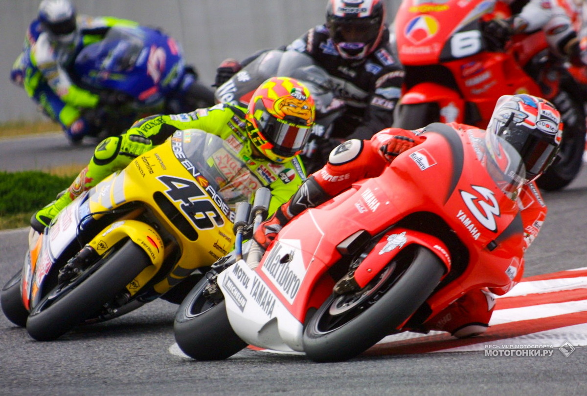 Две легенды MotoGP: Макс Бьядж и Валентино Росси - непримиримые соперники в GP500 и MotoGP