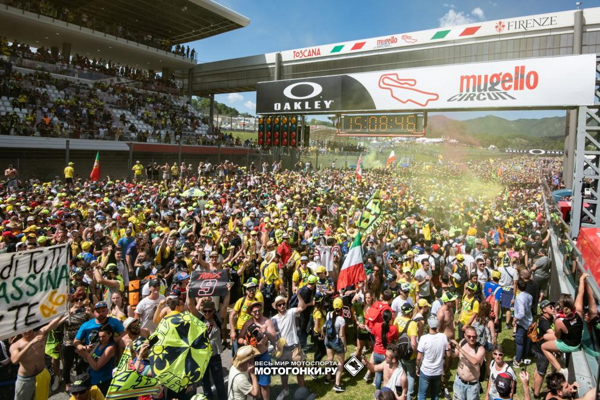 Толпа фанатов MotoGP на стартовой прямой после финиша Гран-При Италии