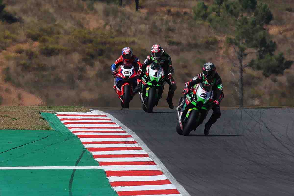 Kawasaki Racing Team доминирует в первый день португальского этапа WorldSBK