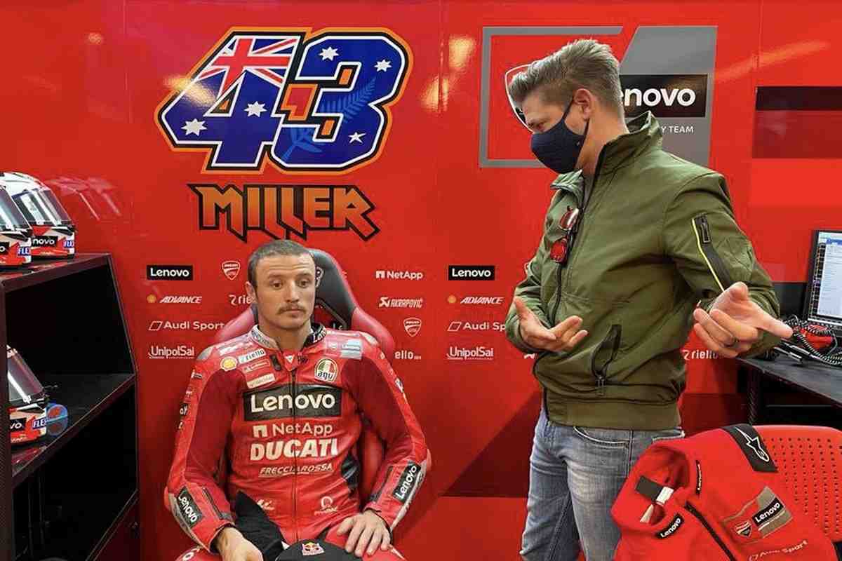 MotoGP: Кейси Стоунер вернулся в Ducati Lenovo Team в роли наставника