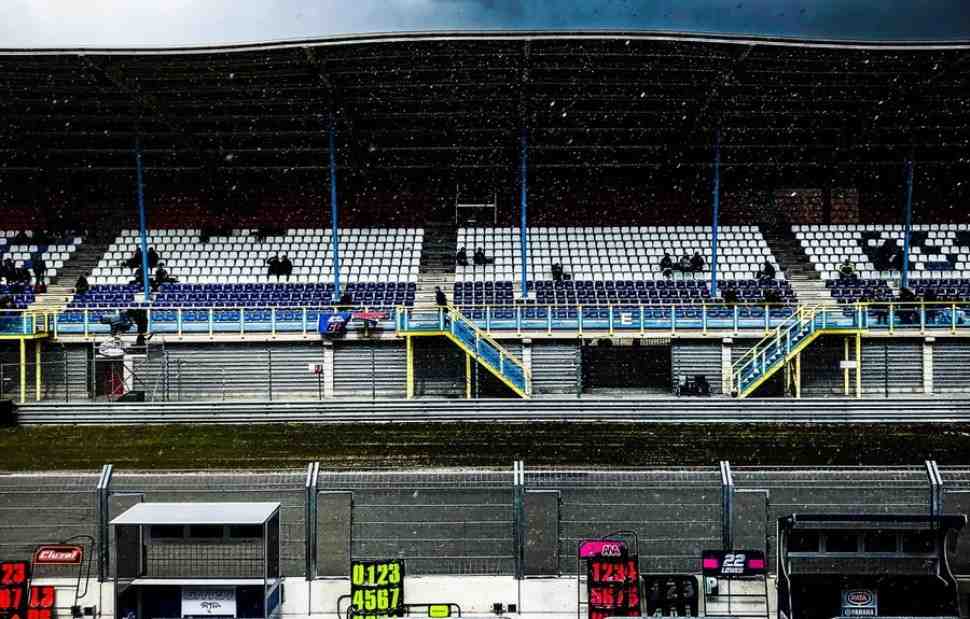WSBK: На TT Circuit Assen выпал снег