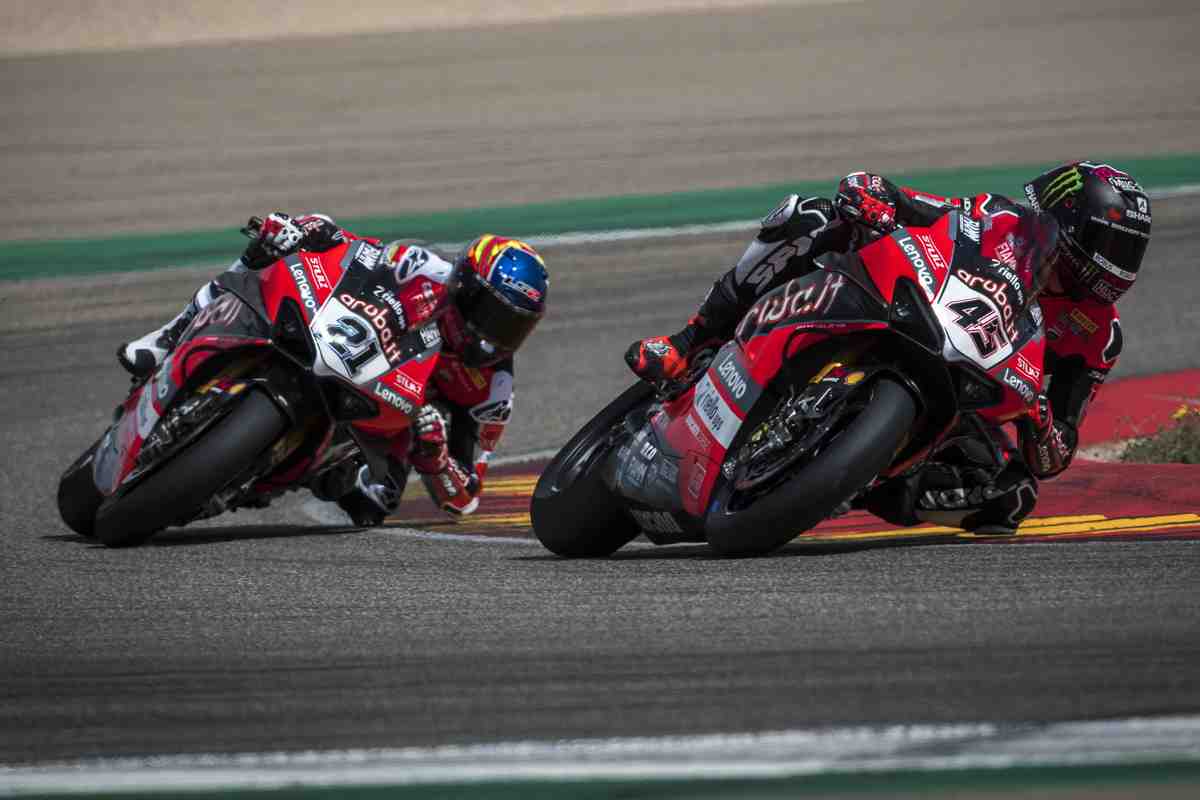 Чаз Девис и Скотт Реддинг вышли в лидеры официальных тестов WSBK в Арагоне