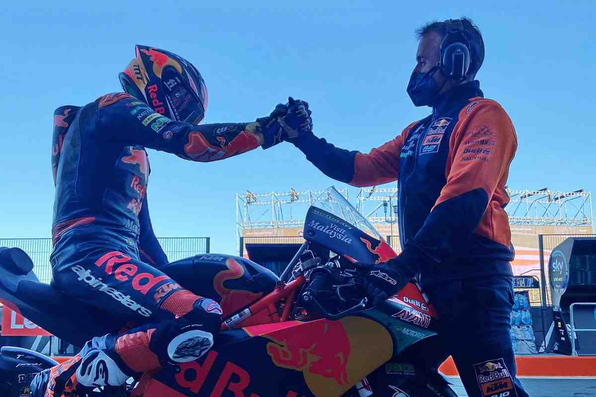 Moto3: Honda выигрывает Гран-При Валенсии, но KTM забирает Кубок конструкторов 2021 года