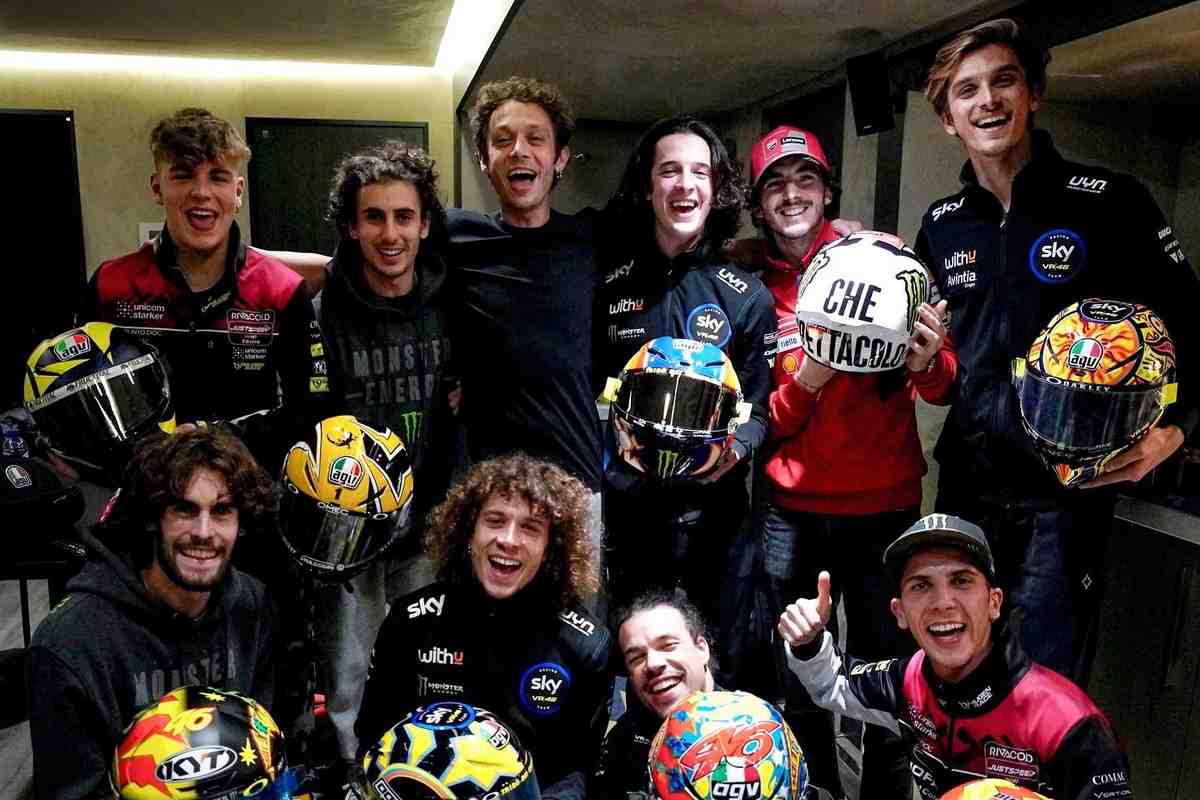 Пилоты Академии VR46 выйдут на старт Гран-При Валенсии в шлемах Валентино Росси разных лет