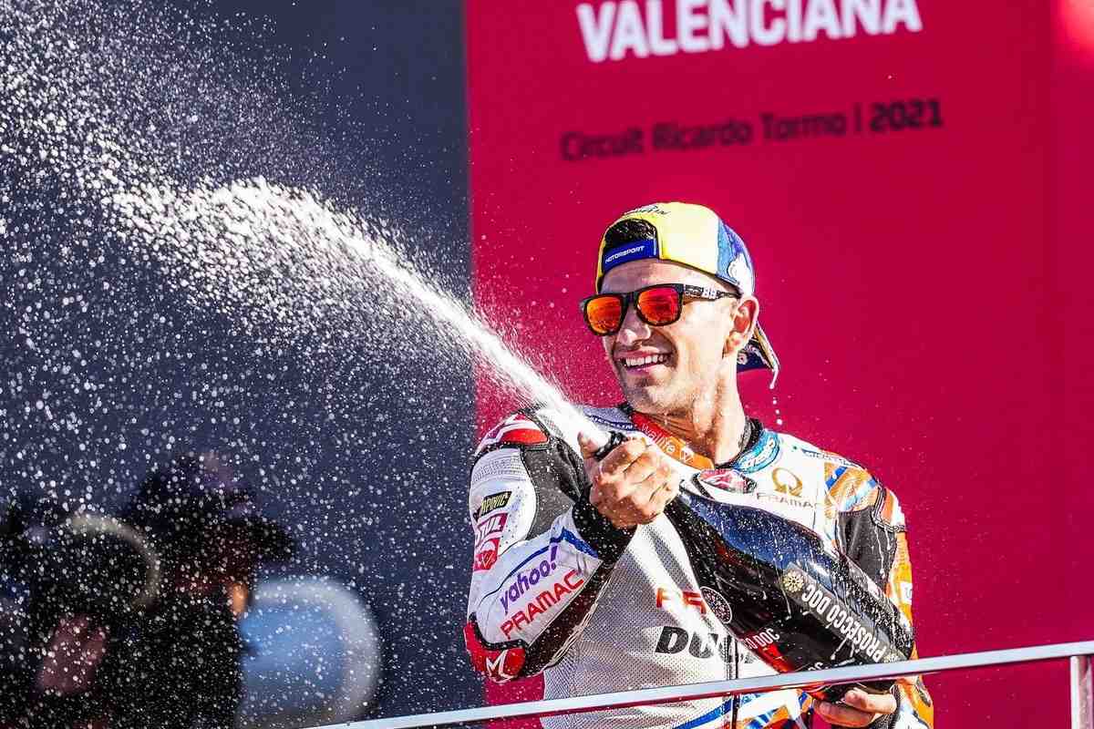 Поул-ситтер и призер Гран-При Валенсии MotoGP - Хорхе Мартин с подиума отправился в медцентр