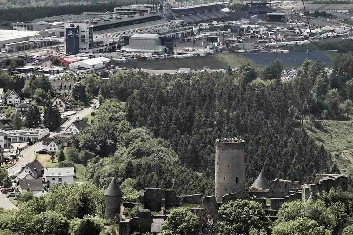 Nurburgring переоборудован в центр эвакуации и неотложной помощи после наводнения в Германии