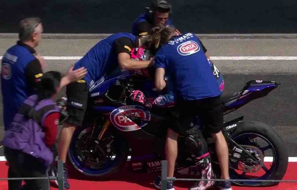 Epic Fail: Лидеры World Supersport сбили друг друга, а Лукас Маяс, выиграв гонку, потерял победу