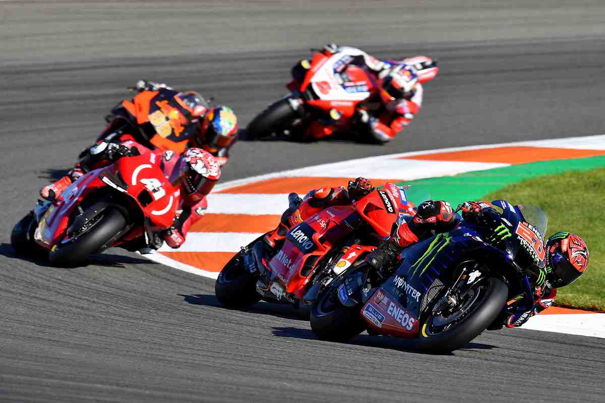 Езда на локтях больше не является трюком: сравнение стилей Ducati и Yamaha в MotoGP
