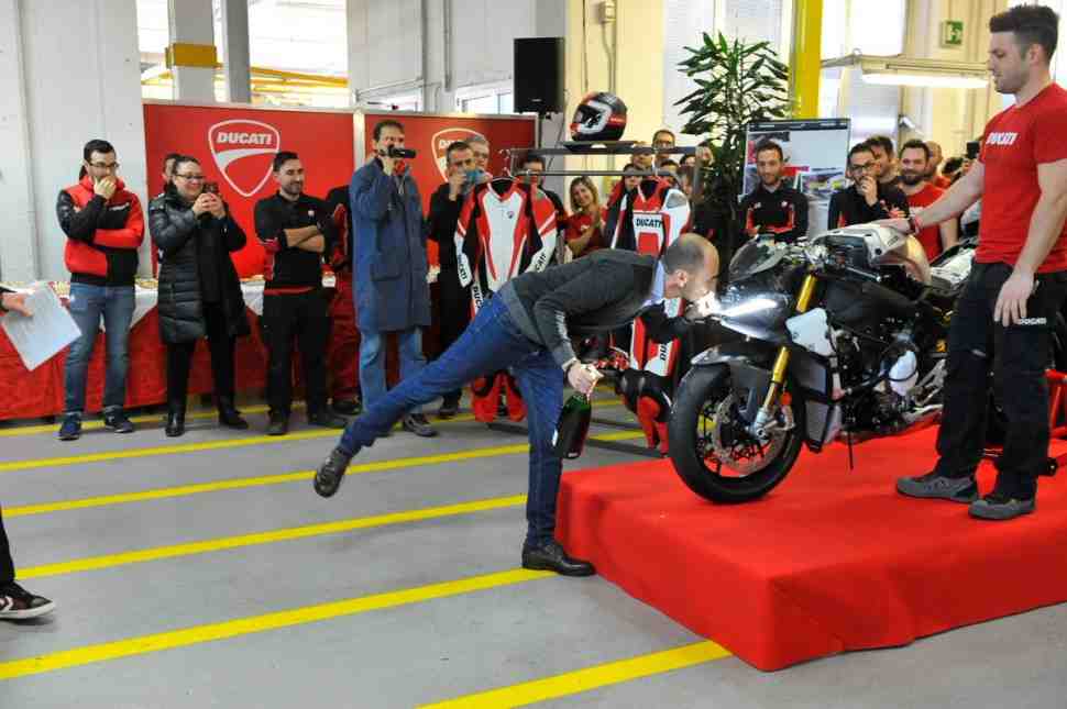 Первый серийный Ducati V4R сошел с конвейера