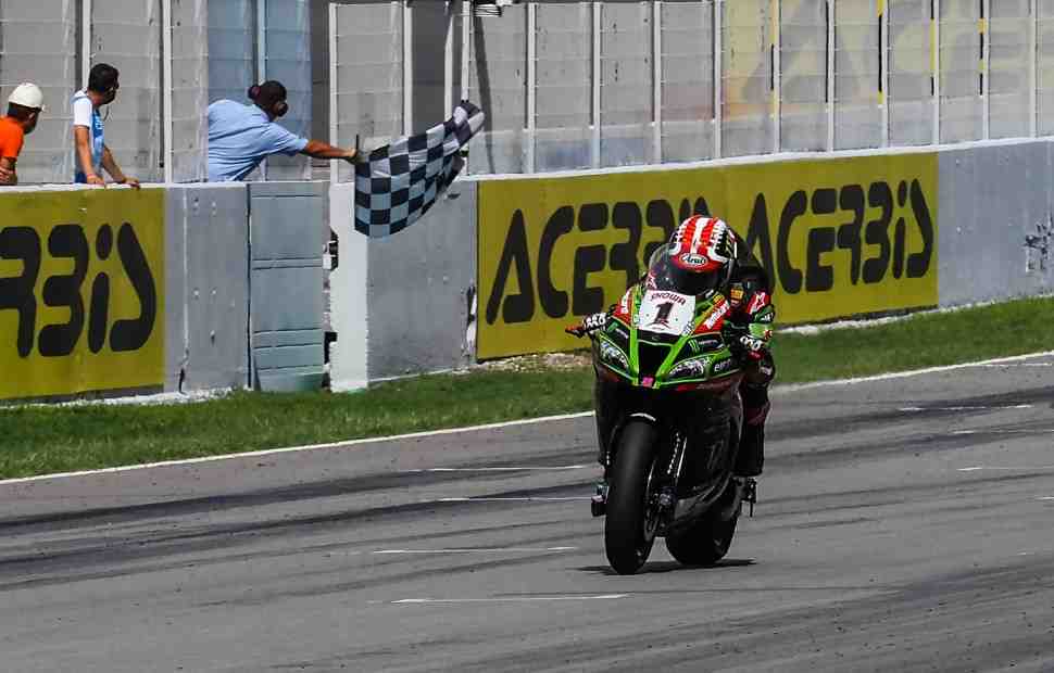 Джонатан Рэй укрепляет позицию лидера World Superbike победой в Барселоне