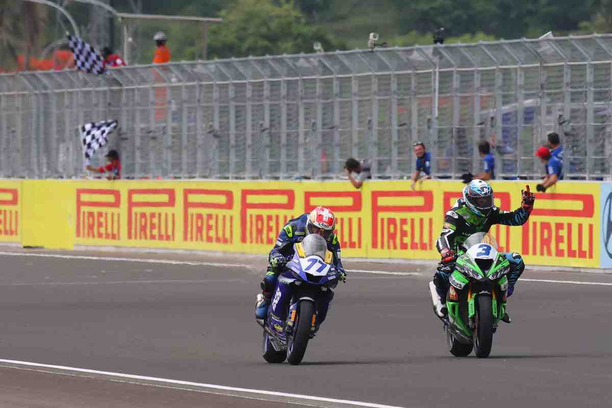 Рафаэль Де Роса на Kawasaki прервал доминирование Yamaha в World Supersport