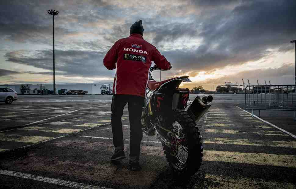 Дакар-2018: У заводской раллийной команды Honda угнали боевой CRF 450 Rally