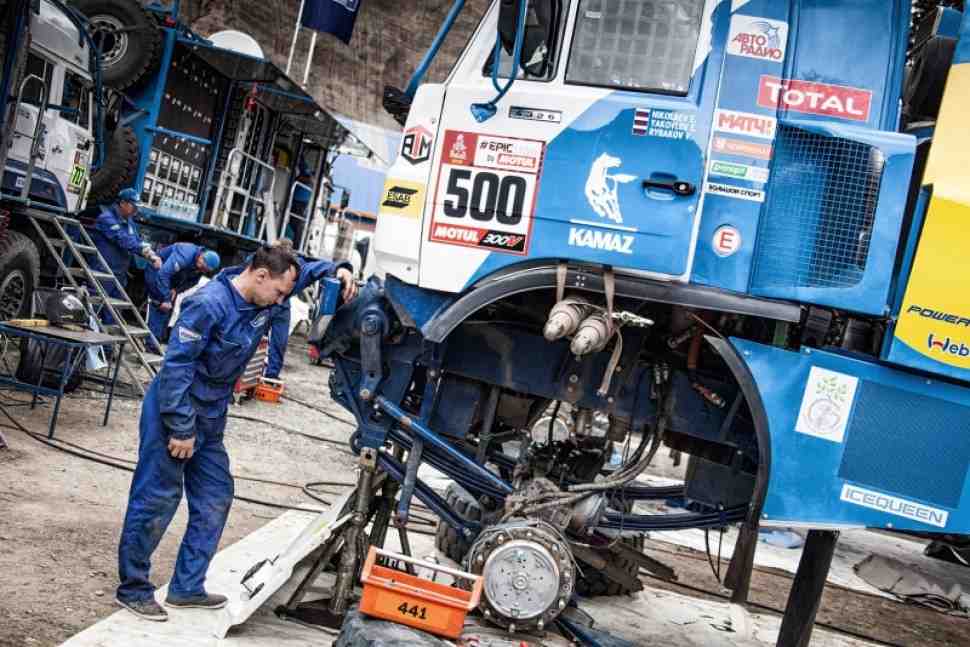 Дакар-2018 - Вызов: КАМАЗ уступил IVECO лидерство после серьезной поломки