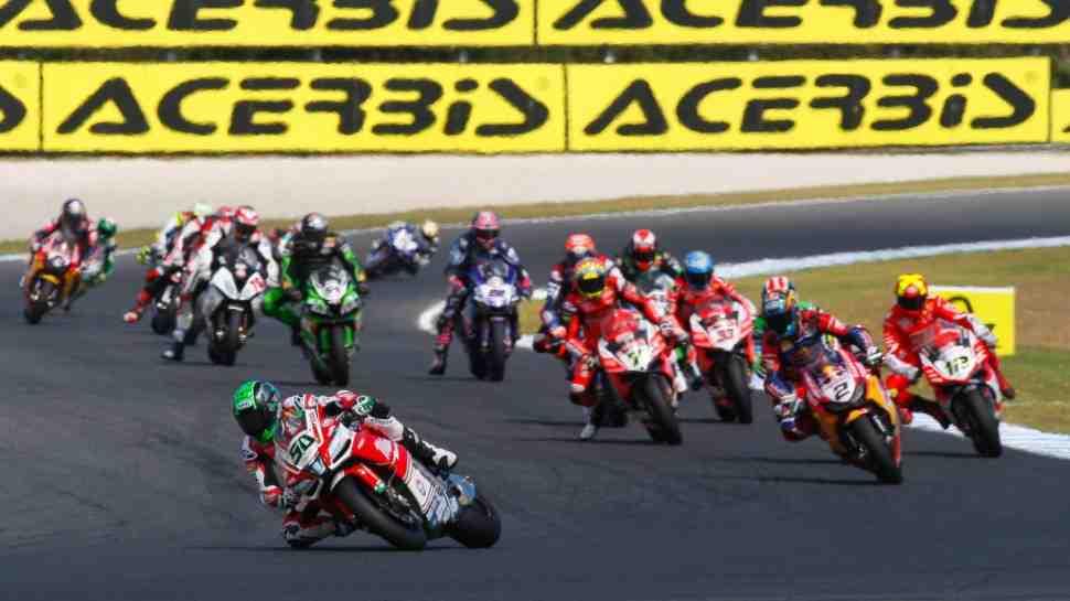 Видео: Сумасшедшая гонка WorldSBK с пит-стопами на Острове - чистый восторг!