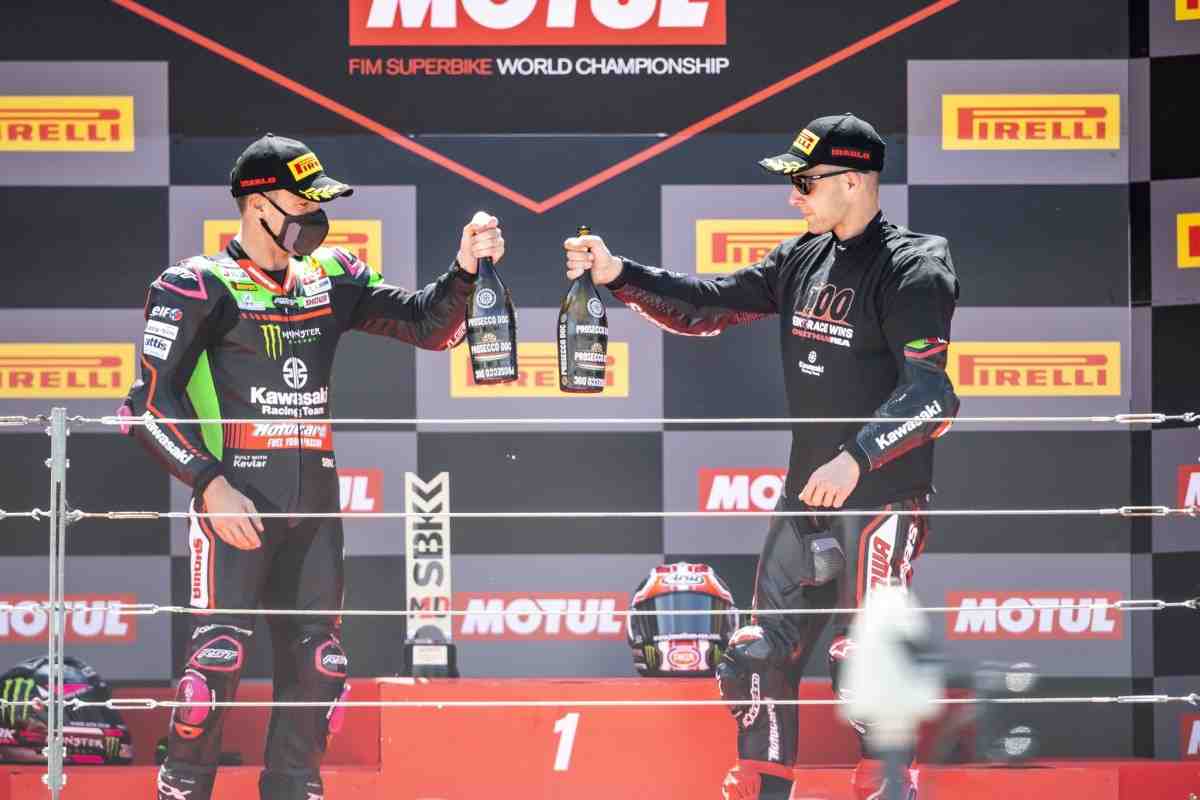 Джонатан Рэй взял 100-ю победу в WorldSBK: Kawasaki Racing Team оформила дубль в Арагоне