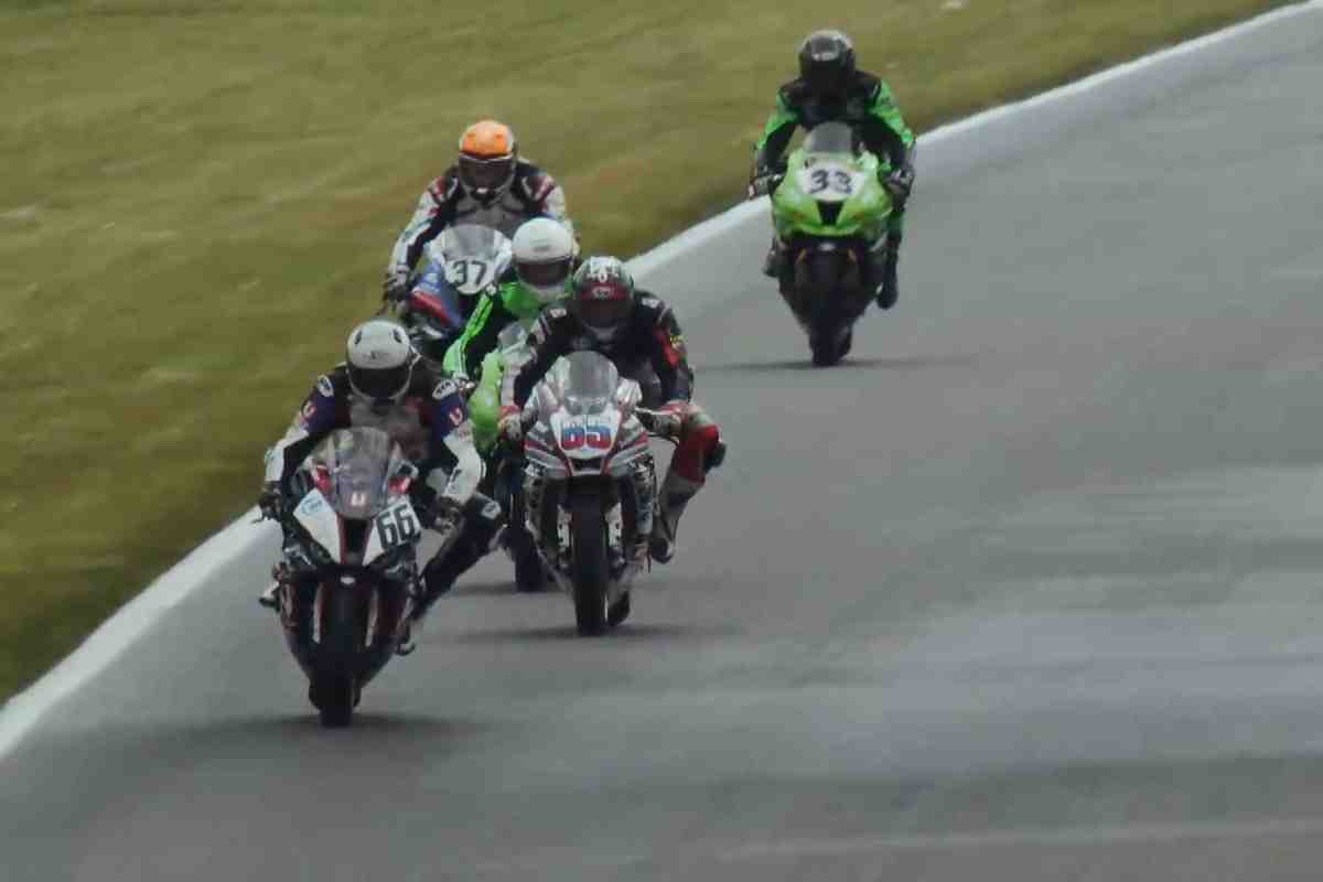 Леонов опередил Михальчика в первой гонке IDM Superbike на сохнущем асфальте Ошерслебена