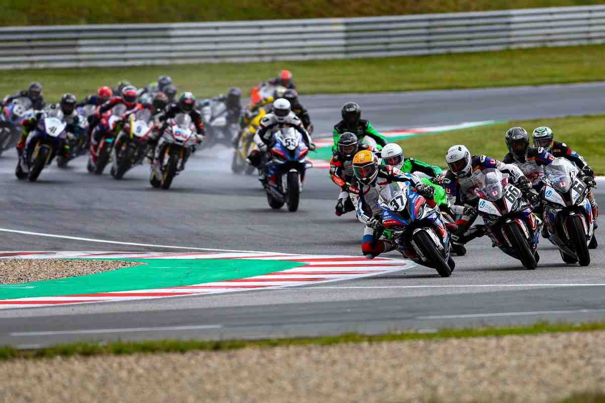 Владимир Леонов на подиуме в Ошерслебене; Илья Михальчик возглавил IDM Superbike