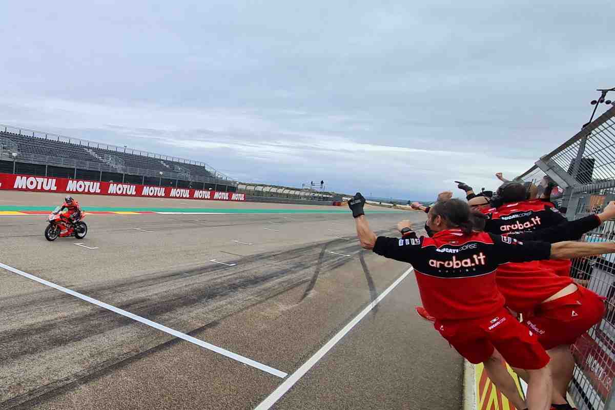 AragonWorldSBK: Герлофф и провидение помогли Реддингу выиграть у Kawasaki - как это было