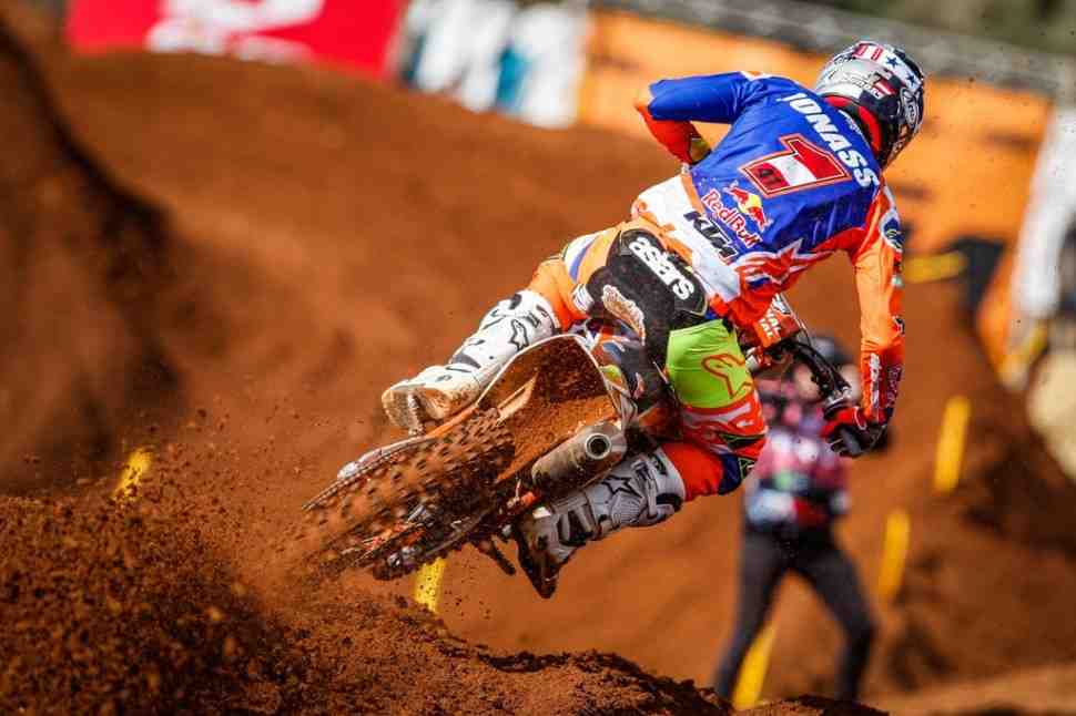 Мотокросс MX2: первый заезд - победа Паульса Йонасса
