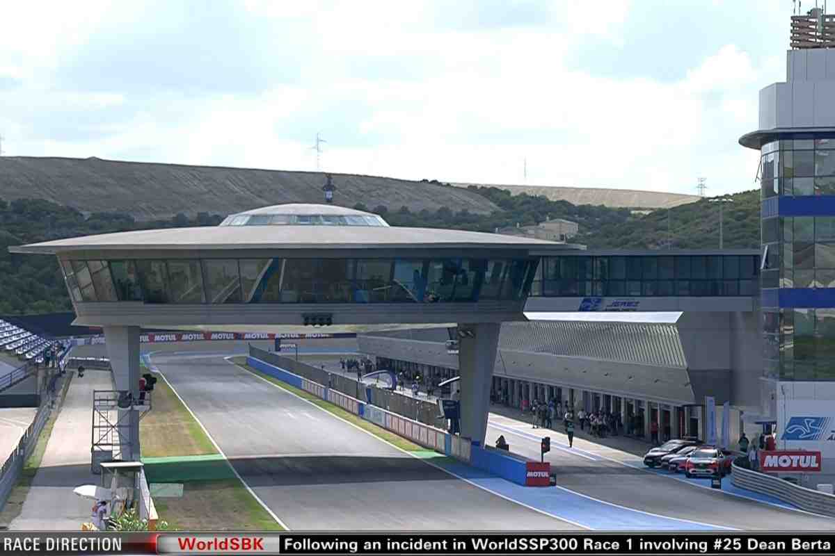 Авария в World Supersport 300 стала причиной отмены всех субботних гонок ESPWorldSBK