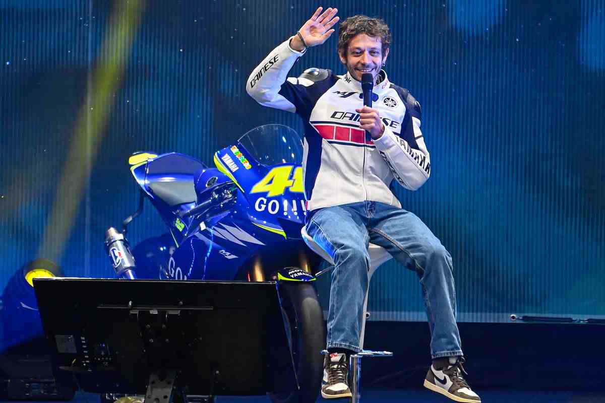 Икона MotoGP Валентино Росси стал звездой шоу на EICMA-2021: шоу One More Lap - видео