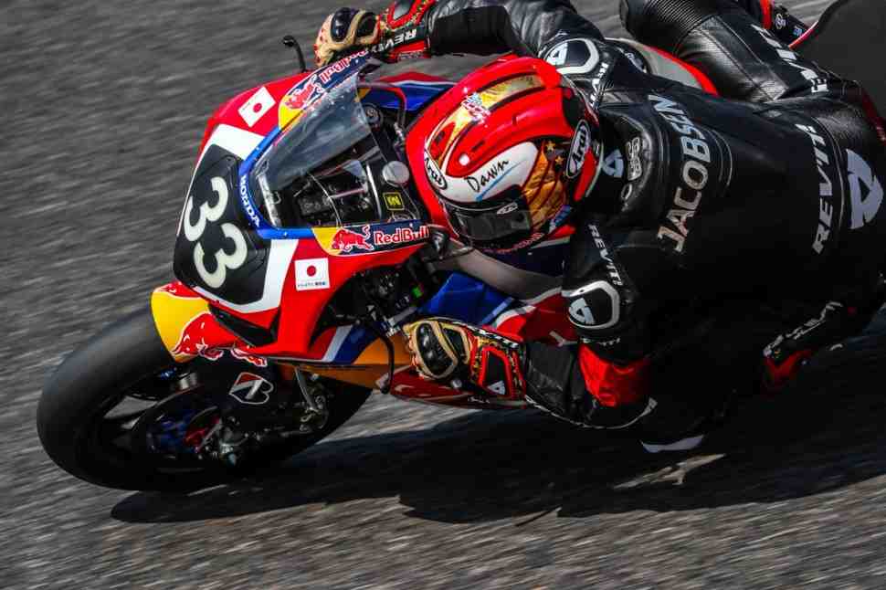 Suzuka 8 Hours: Битва началась - Заводские Yamaha, Kawasaki и Honda выходят в лидеры
