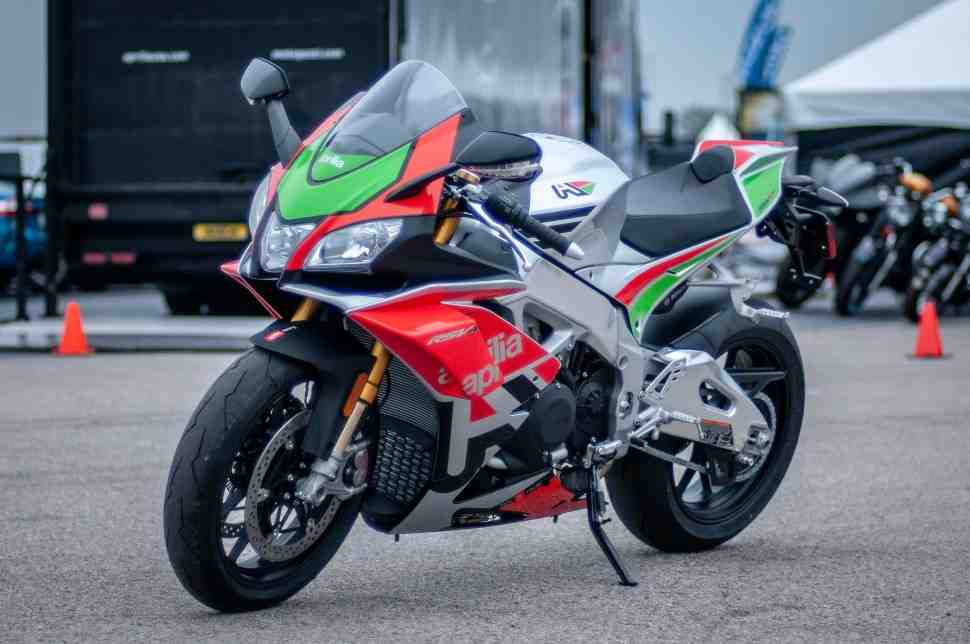 Как в MotoGP: лимитированную версию Aprilia RSV4 RF LE оснастили винглетами