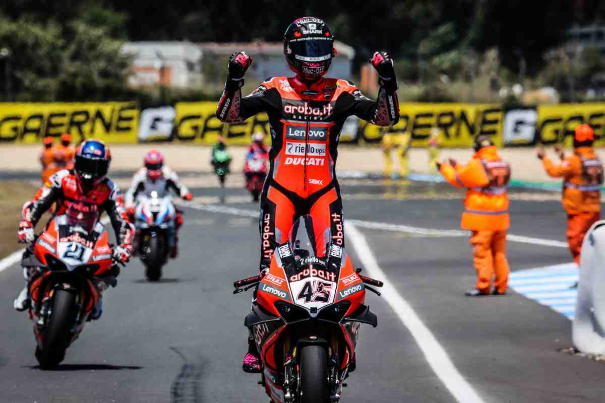 В Pirelli удивлены невероятной жизнеспособностью заднего слика SCX на EstorilWorldSBK
