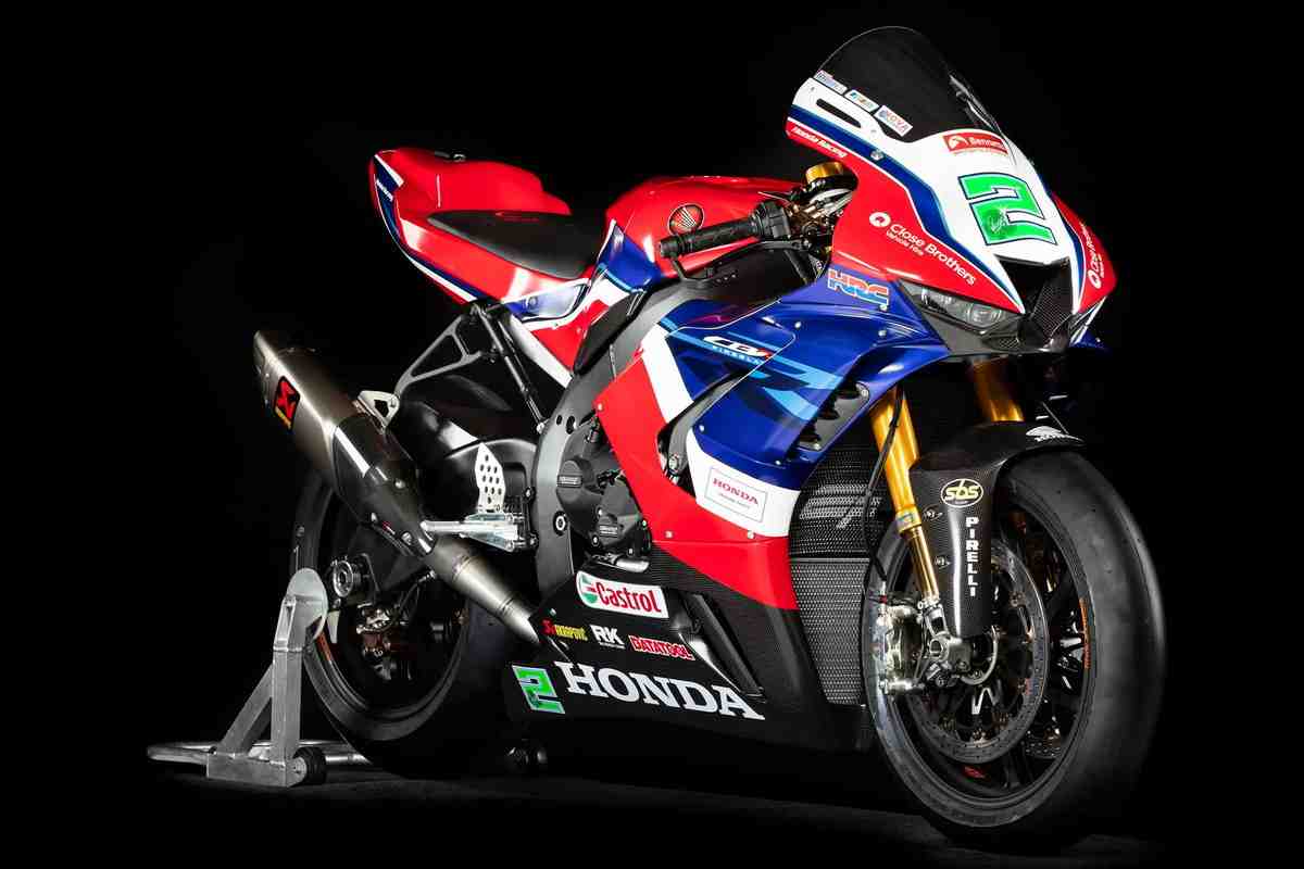 Видео: дуэль Honda CBR1000RR-R Fireblade SP - стоковый против супербайка из British Superbike