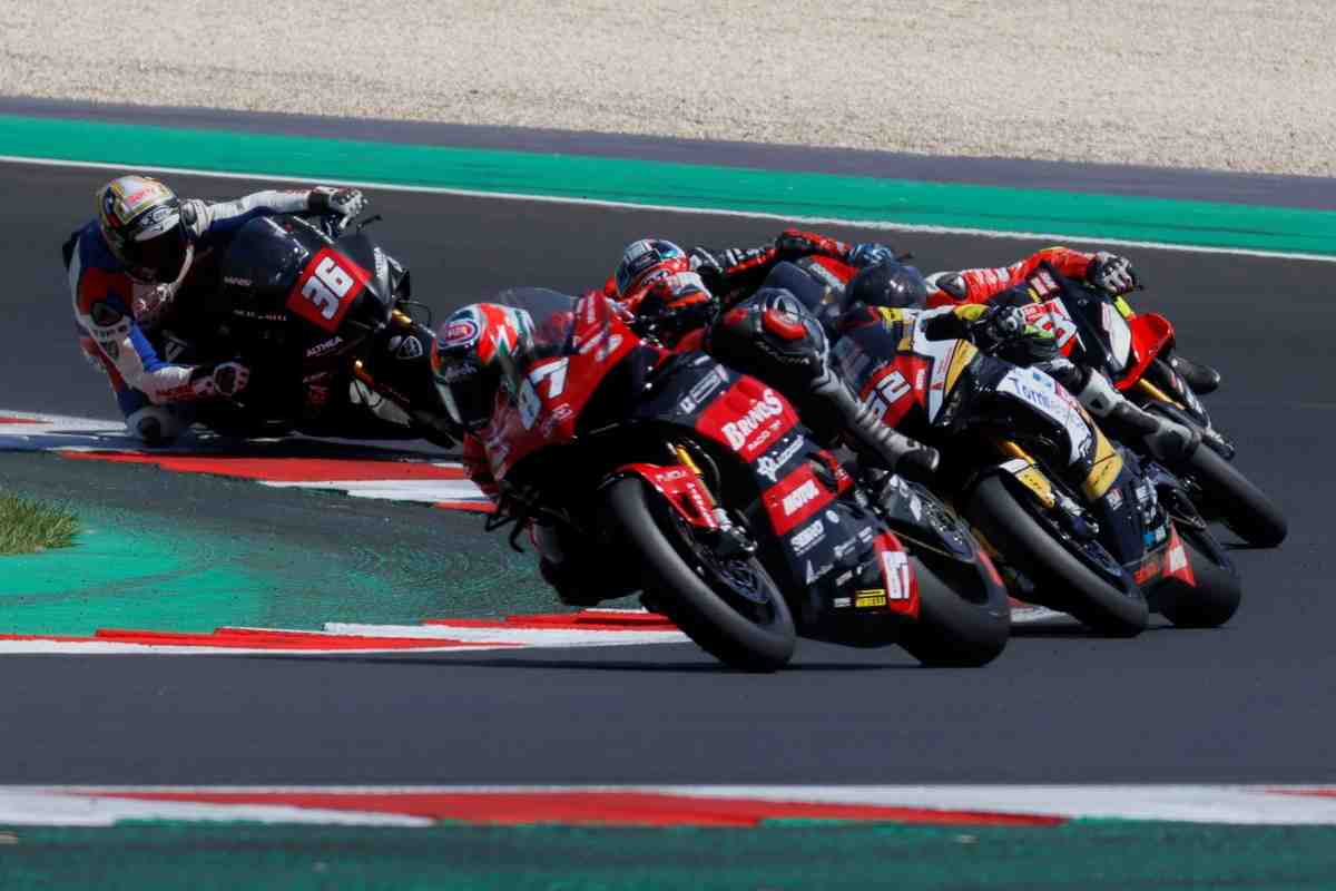Дебют ночных гонок чемпионата Италии CIV Superbike и сенсационная победа Миккеле Пирро