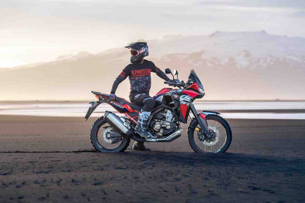 Туристический эндуро Honda CRF1100 Africa Twin в 2022 году получил апгрейд DCT и багажник