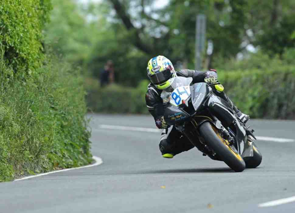 Еще один смертельный инцидент на IOMTT-2018: в гонке Supersport погиб Адам Лайон
