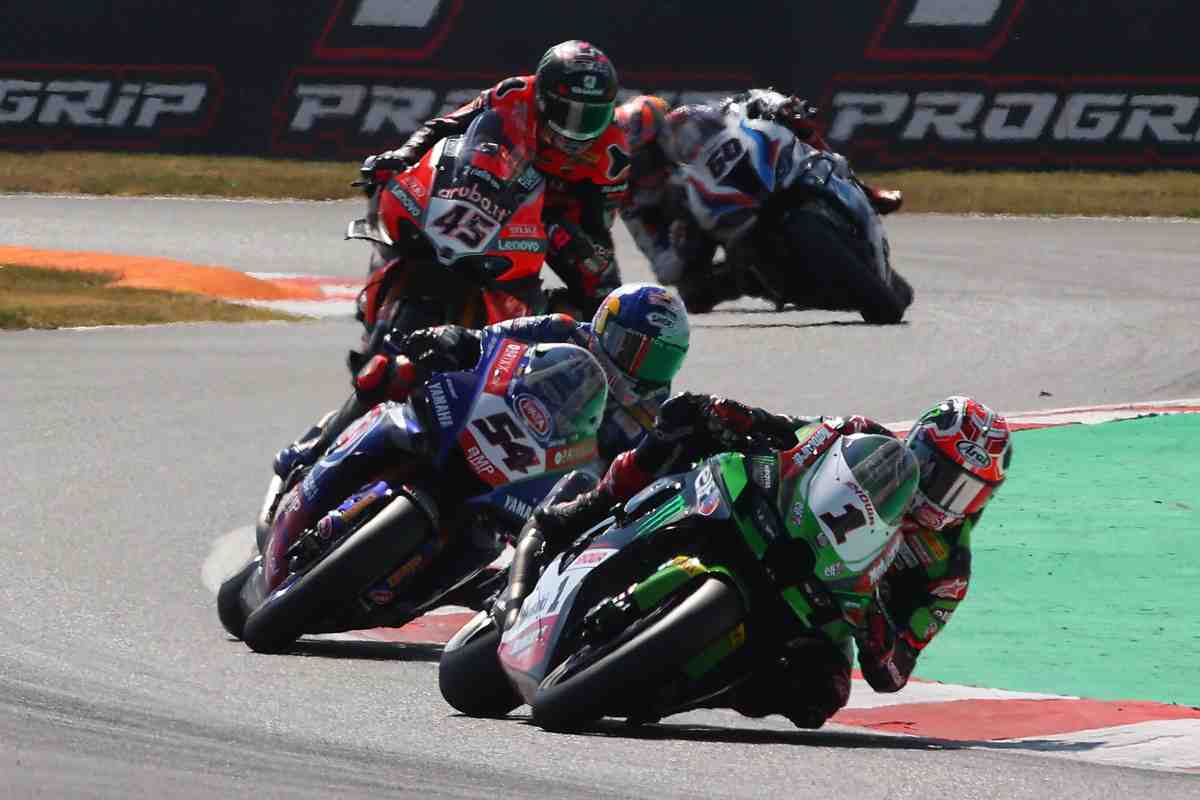 Битва за титул WorldSBK началась всерьез: протест как средство защиты позиции - видео