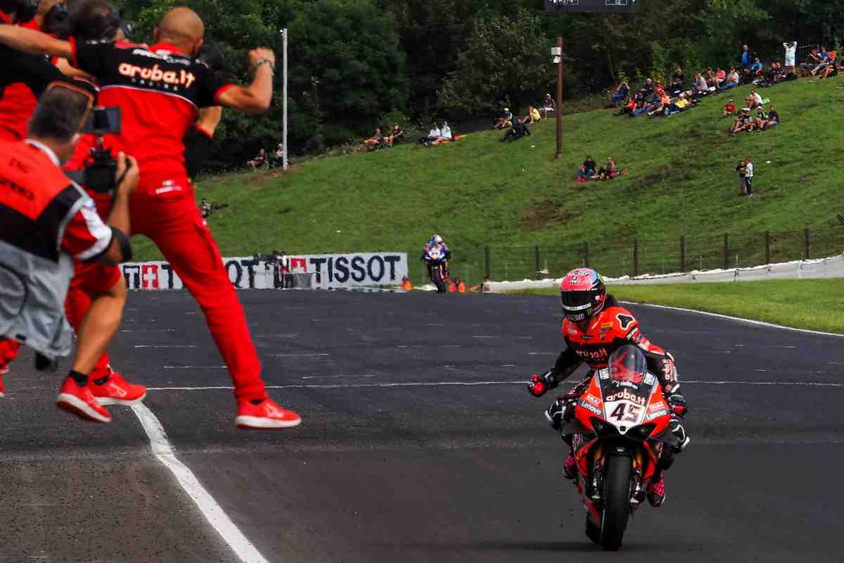 Скотт Реддинг выиграл воскресную гонку CZEWorldSBK и вернулся в схватку за титул