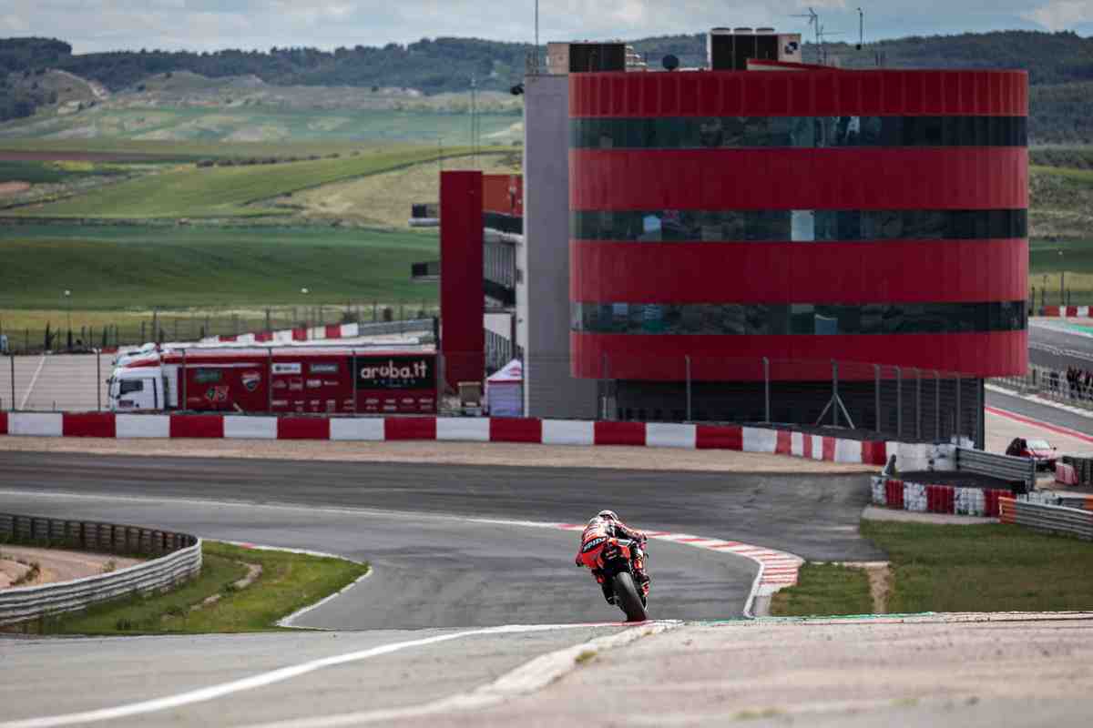 WorldSBK тестирует Circuito de Navarro: отличный... британский трек!