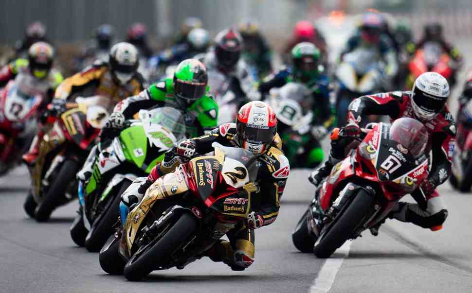 BMW берет полный подиум в юбилейном 50-м Macau Motorcycle Grand Prix