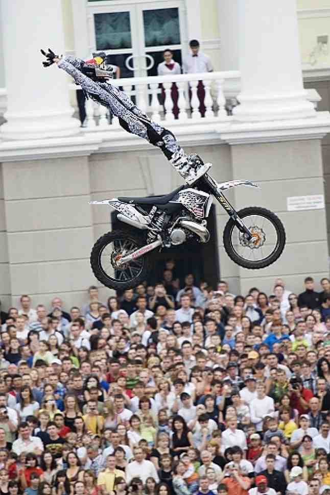 FMX: 30000 человек прониклись мотофристайлом в Тюмени