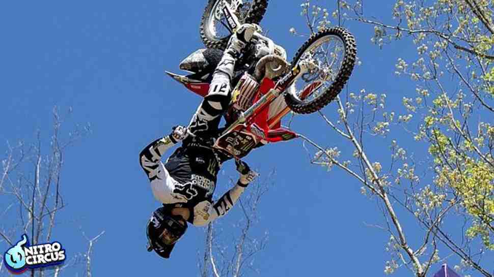 FMX: А вы уже видели настоящий тройной бэкфлип на мотоцикле?