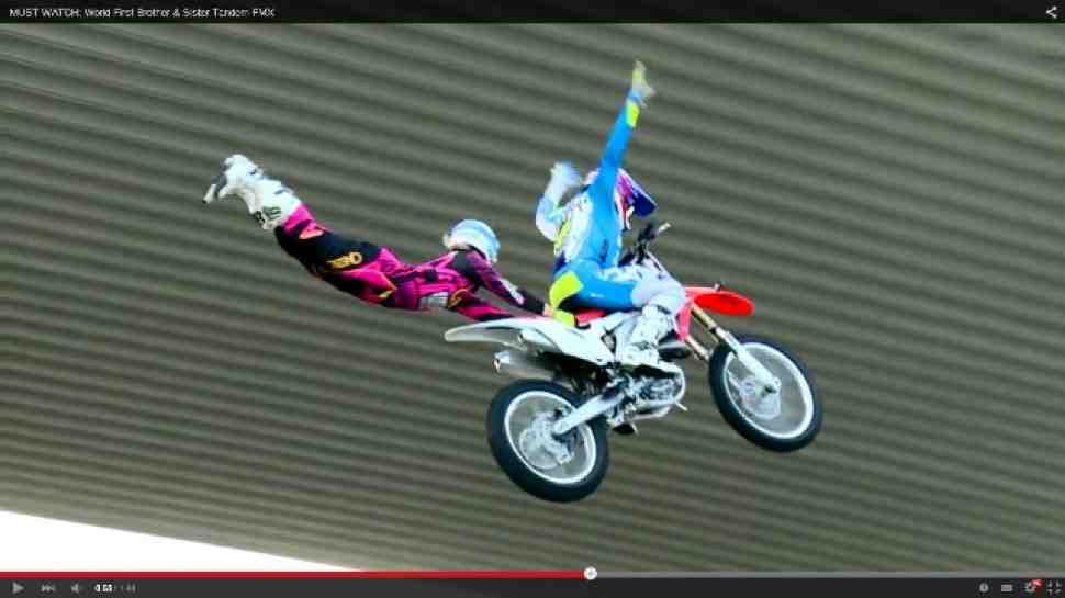 FMX: первый в мире тандемный мотофристайл - видео