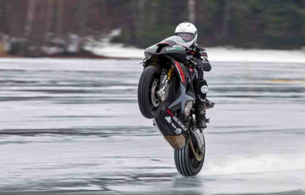 Новый рекорд Гиннесса: wheelie 200 км/ч на льду озера