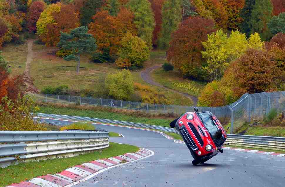 Слишком много колес? Автокаскадер проехал круг по Nurburgring на двух колесах