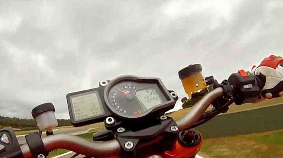 Видео: Джереми МакВильямс за рулем KTM 1290 Super Duke R