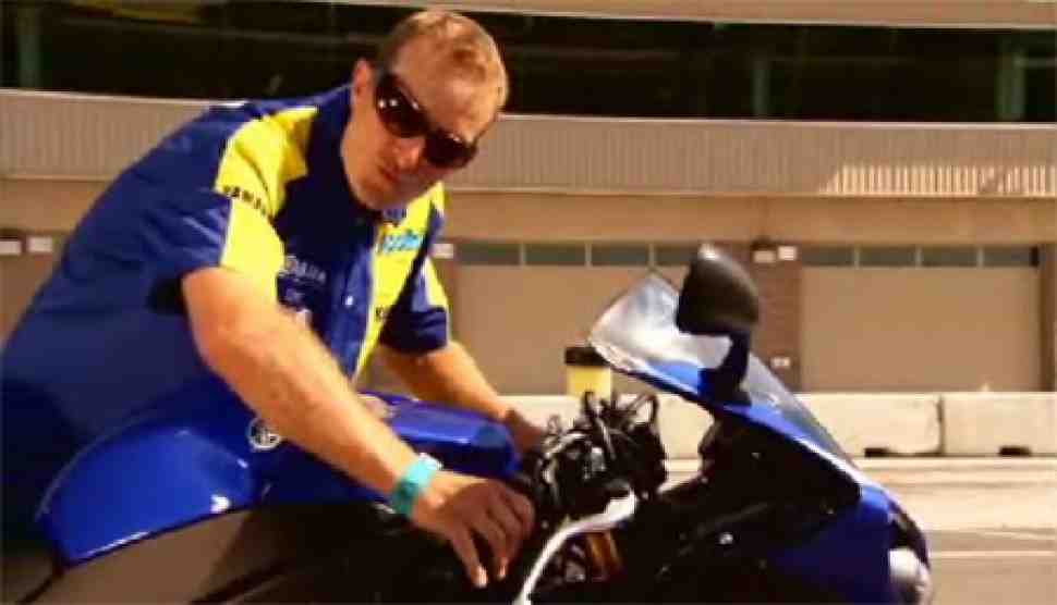 Видео: Yamaha YZF-R1 (2009) - узнаем больше вместе с Колином Эдвардсом